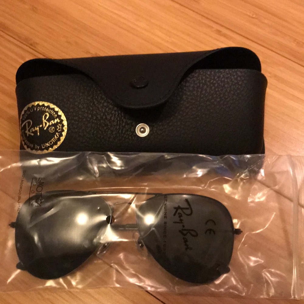 Black Ray-Ban Aviator